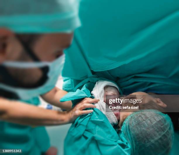 baby and mother in delivery room - cute nurses stockfoto's en -beelden