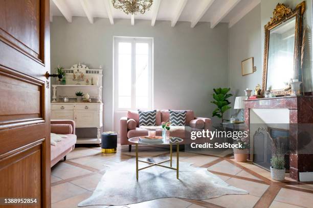 elegante soggiorno - antique sofa styles foto e immagini stock