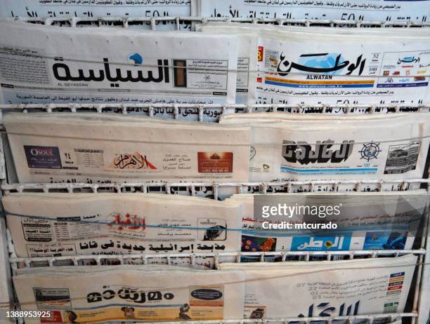arab newspapers - arab press, kuwait city, kuwait - banca de jornais imagens e fotografias de stock