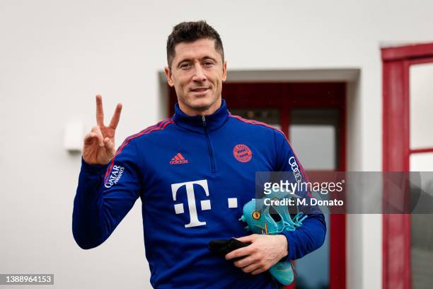 Robert Lewandowski of FC Bayern München greets into the camera before a training session at Saebener Strasse training ground on April 01, 2022 in...