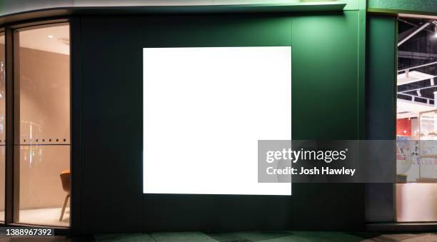 blank billboard and street - montra imagens e fotografias de stock