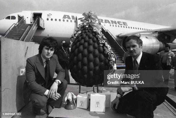 Arrivée d'un oeuf de Pâques géant à Rome pour l'inauguration de la liaison en 'Airbus' de la ligne Paris-Rome par 'Air France', le 6 avril 1980.