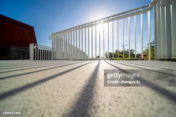 railing behind platform - ballustrade stockfoto's en -beelden