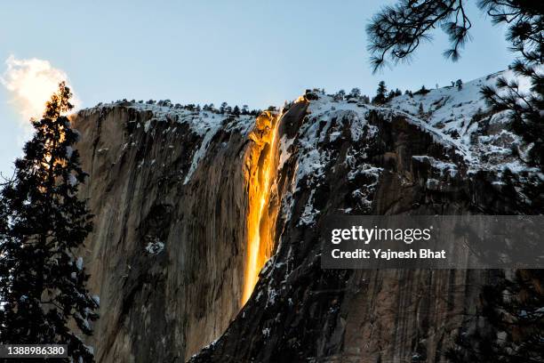 yosemite firefall, yosemite national park, ca - yosemite firefall stockfoto's en -beelden