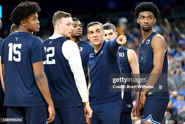 Head coach Jay Wright of the Villanova Wildcats points as he talks with Jordan Longino, Kevin Voigt, Brandon Slater, Angelo Brizzi and Trey Patterson...