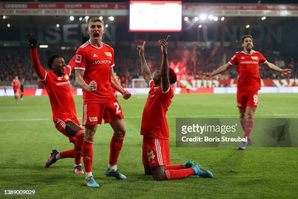 Taiwo Awoniyi of 1.FC Union Berlin celebrates with teammates after scoring their team's first goal during the Bundesliga match between 1. FC Union...
