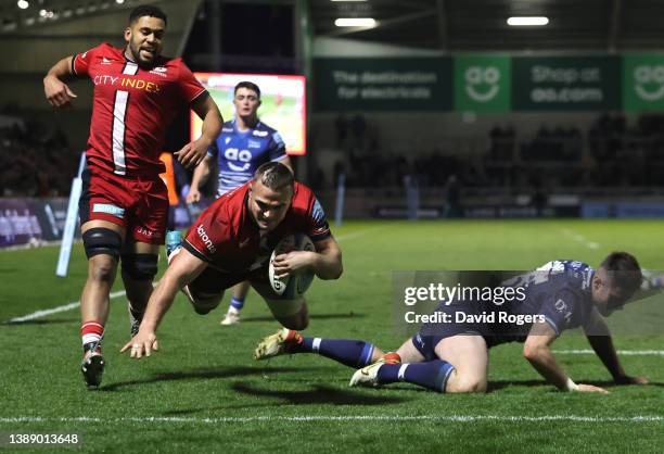 Ben Earl of Saracens scores his teams second try during the Gallagher Premiership Rugby match between Sale Sharks and Saracens at AJ Bell Stadium on...