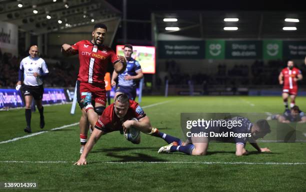 Ben Earl of Saracens scores his teams second try during the Gallagher Premiership Rugby match between Sale Sharks and Saracens at AJ Bell Stadium on...