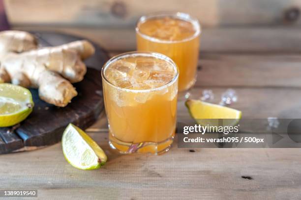 organic ginger ale soda in a glass with lemon and lime - ingwer stock-fotos und bilder