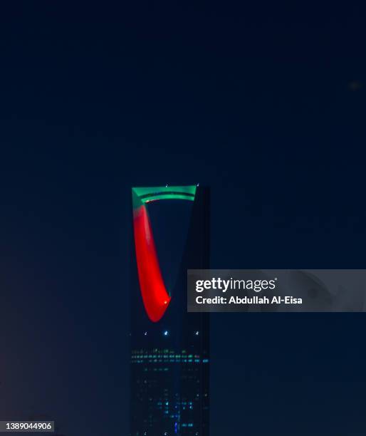 kingdom tower - saudi arabian flag stockfoto's en -beelden