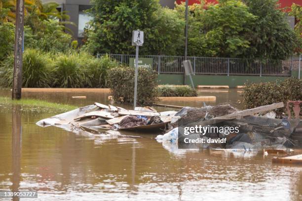 escombros de inundación en las calles de lismore - lismore nueva gales del sur fotografías e imágenes de stock