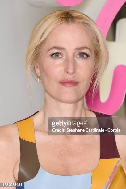 Gillian Anderson poses with her 'Variety Icon Award' during the opening ceremony during the 5th Canneseries Festival on April 01, 2022 in Cannes,...