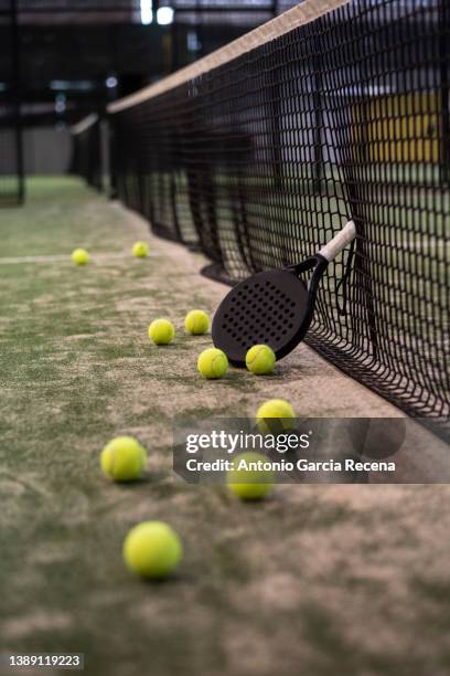 paddle tennis rackets and ball in court - paddle tennis photos et images de collection