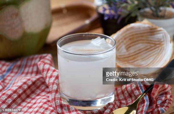 the coconut water serving in a drinking glass - coconut water 個照片及圖片檔
