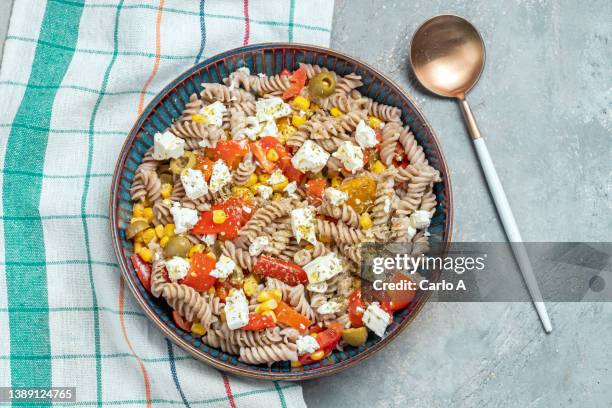 summer wholemeal pasta salad - weizenvollkorn stock-fotos und bilder