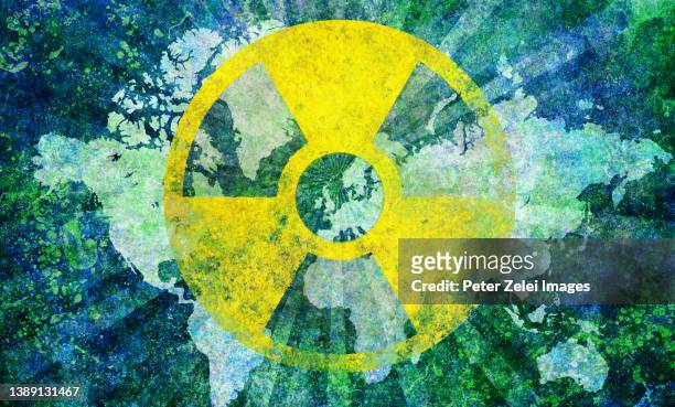 nuclear danger symbol with world map - arma nuclear fotografías e imágenes de stock