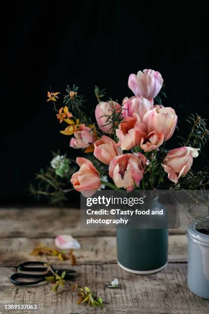 tulip bouquet in vase - arrangements of flowers stock pictures, royalty-free photos & images