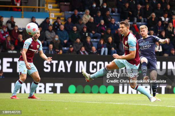 Kevin De Bruyne of Manchester City scores the opening goal during the Premier League match between Burnley and Manchester City at Turf Moor on April...