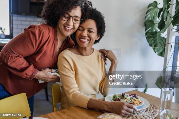 自宅でレズビアンカップルの肖像画 - middle aged couple cooking ストックフォトと画像