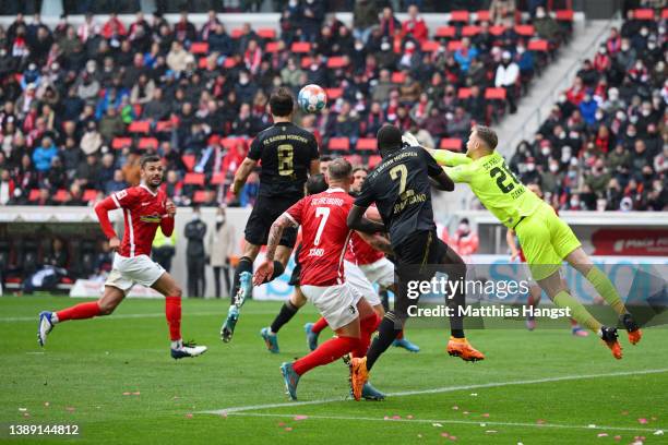 Leon Goretzka of FC Bayern Muenchen scores their team's first goal during the Bundesliga match between Sport-Club Freiburg and FC Bayern München at...