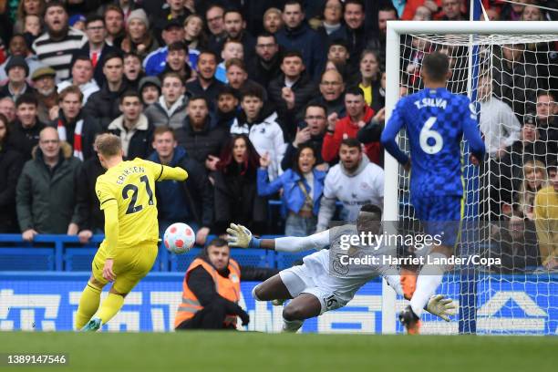 Christian Eriksen of Brentford scores his team's second goal past Edouard Mendy of Chelsea during the Premier League match between Chelsea and...