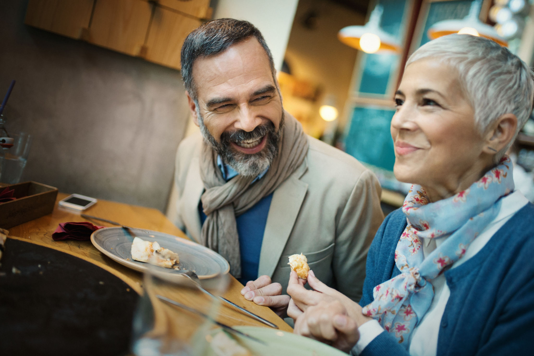 Pareja almorzando en un restaurante. Pareja almorzando en un restaurante.