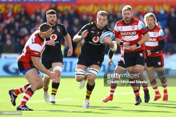 Joe Launchbury of Wasps runs at Lewis Ludlow of Gloucester during the Gallagher Premiership Rugby match between Gloucester Rugby and Wasps at...
