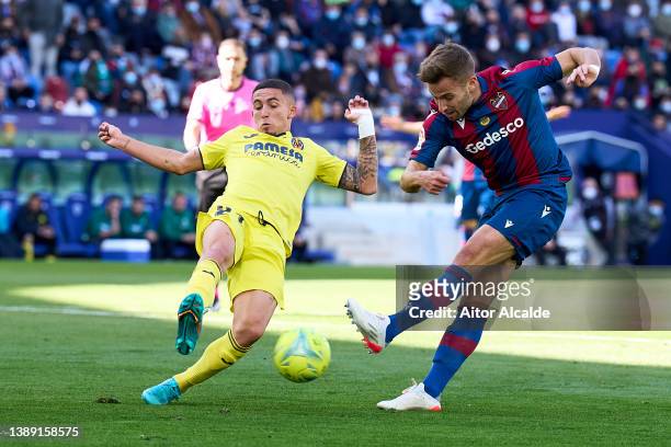 Enric Franquesa of Levante UD competes for the ball with Yeremi Pino of Villarreal CF during the LaLiga Santander match between Levante UD and...
