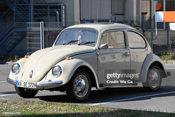 an old beige volkswagen beetle (vw 1200 a) from 1972 - beetle car stockfoto's en -beelden