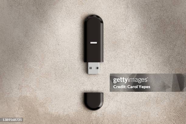 flat design usb flash drive icon with long shadow - pen drive - fotografias e filmes do acervo