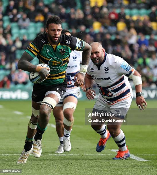 Courtney Lawes of Northampton Saints charges upfield during the Gallagher Premiership Rugby match between Northampton Saints and Bristol Bears at...