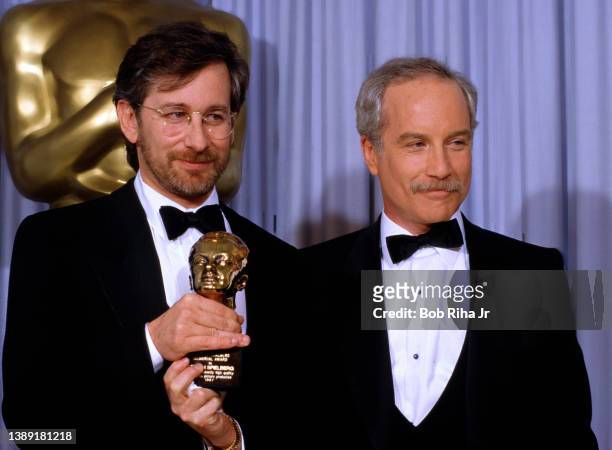 Richard Dreyfuss and Steven Spielberg with Spielbergs' Thalberg Award backstage at the Academy Awards Show, March 30, 1987 in Los Angeles, California.
