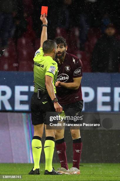 Referee Marco Piccinini shows a red card to Federico Fazio of US Salernitana during the Serie A match between US Salernitana and Torino FC at Stadio...