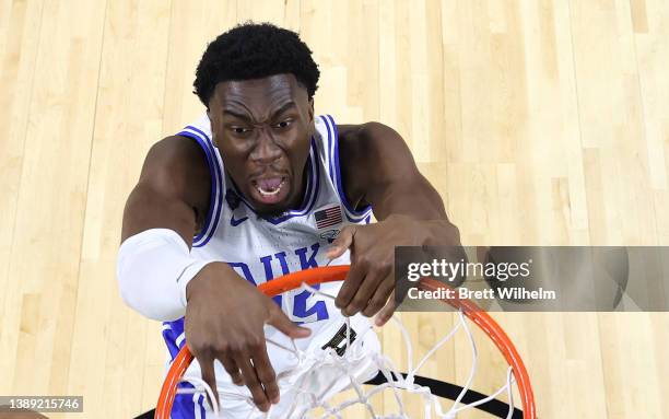 Mark Williams of the Duke Blue Devils dunks the ball against the North Carolina Tar Heels during the first half in the semifinal game of the 2022...