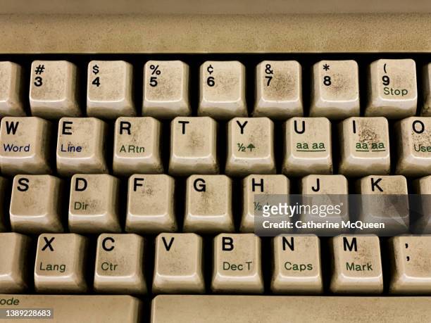 vintage computer/typewriter keyboard - teclado pequeño fotografías e imágenes de stock