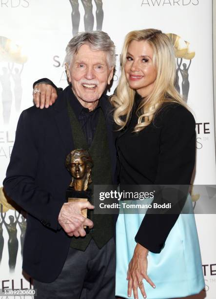 Tom Skerritt and Mira Sorvino pose with an award at the 26th Satellite Awards Presentation at W Hollywood on April 02, 2022 in Hollywood, California.