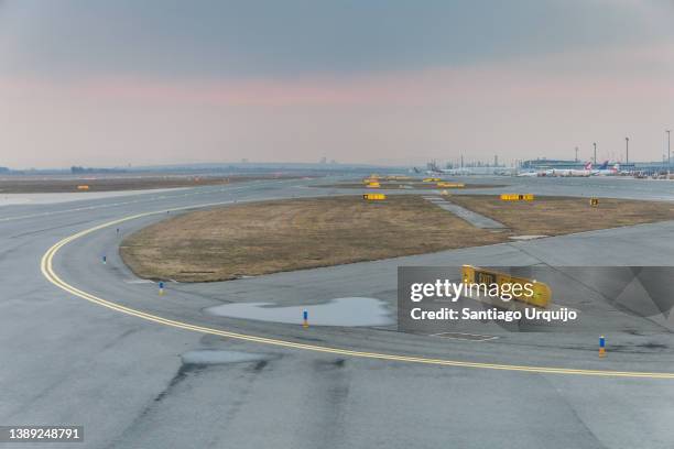 airplane heading to the airport runway - flughafen wien stock-fotos und bilder