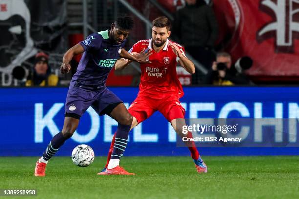 Ibrahim Sangare of PSV Eindhoven, Robin Propper of FC Twente during the Dutch Eredivisie match between FC Twente and PSV at De Grolsch Veste on April...