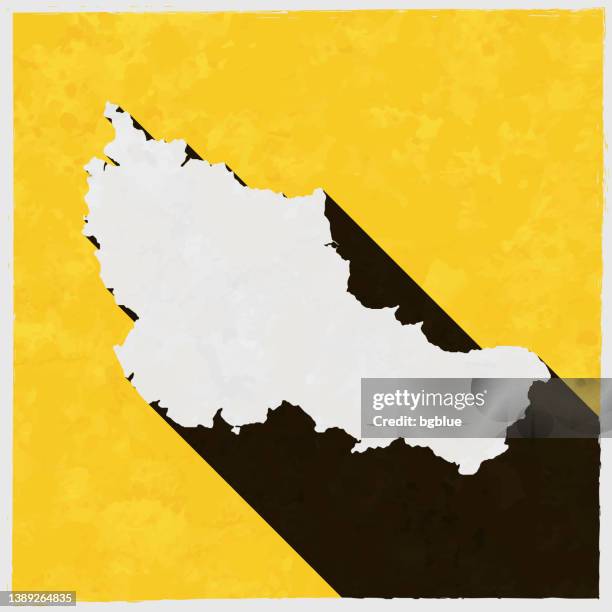 belle-ile-en-mer karte mit langem schatten auf strukturiertem gelbem hintergrund - en papier stock-grafiken, -clipart, -cartoons und -symbole