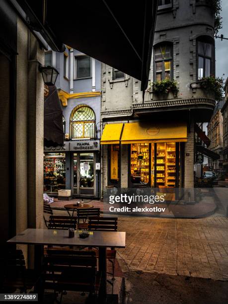 caffè e negozio di strada nei sobborghi del quartiere karakoy di istanbul, turchia - contemporary istanbul foto e immagini stock