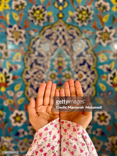 praying hands in ramadan - eid fitr stock-fotos und bilder