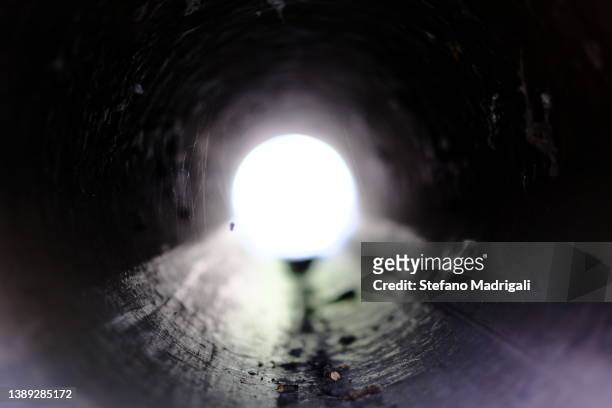sewer tunnel - tiefgang stock-fotos und bilder