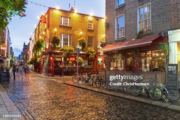 temple bar, dublin, irland - republik irland stock-fotos und bilder