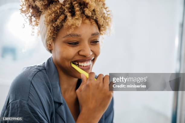 朝歯を磨く陽気な女性 - brushing teeth ストックフォトと画像