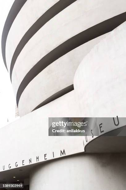 el solomon r. guggenheim museum - museo guggenheim de nueva york fotografías e imágenes de stock