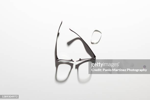 broken eyeglasses on white background - brille kaputt stock-fotos und bilder