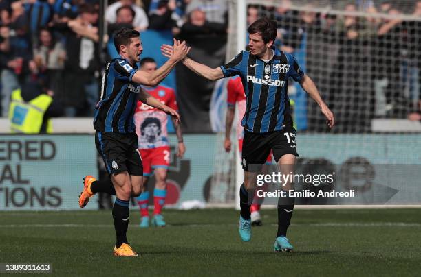 Marten De Roon of Atalanta BC celebrates his goal with his team-mate Remo Freuler during the Serie A match between Atalanta BC and SSC Napoli at...