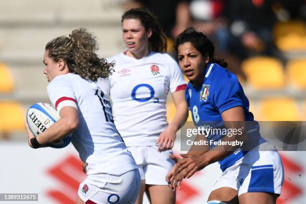 Sara Tounesi of Italy Women competes for the ball with Ellie Kildunne of England Women during the TikTok Women's Six Nations match between Italy and...