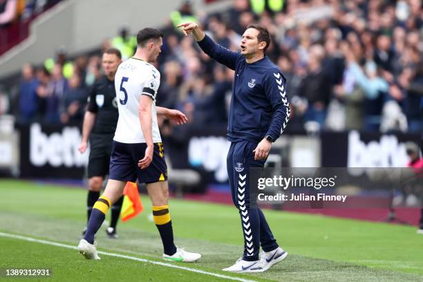 Frank Lampard, Manager of Everton, gives instructions as Michael Keane of Everton leaves the pitch after being shown a red card during the Premier...