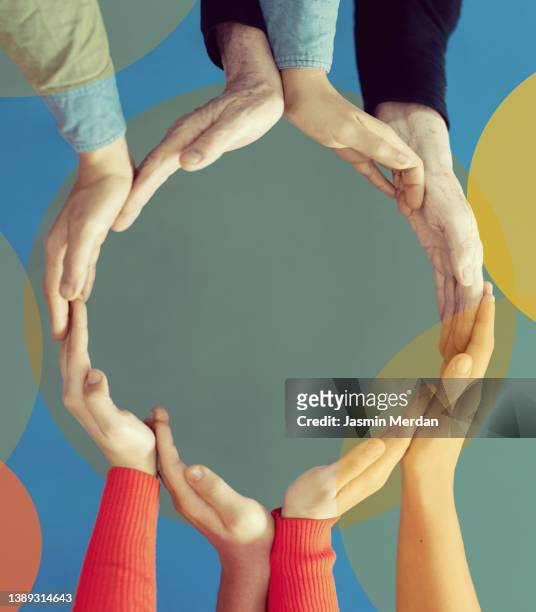 circle of hands together - circondare foto e immagini stock